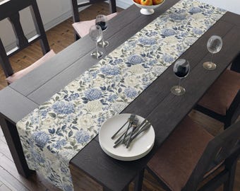 Camino de mesa de lujo con hortensias azules, elegante decoración de comedor estilo americano costero vintage con aspecto de lino y motivos botánicos de granja.