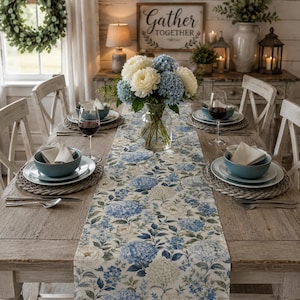 Caminho de mesa luxuoso com hortênsias azuis, elegante e com estilo costeiro americano, para decoração de sala de jantar. Estilo vintage botânico com aparência de linho, perfeito para uma casa de campo.