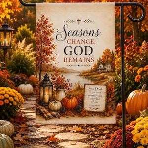 Peut inclure: Un drapeau de jardin rectangulaire illustrant un paysage automnal avec un lac, une maison et une lanterne. Le texte indique : Seasons CHANGE, GOD REMAINS, et Jesus Christ is the same yesterday and today and forever. HEBREWS 13:8.