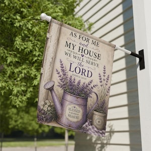 Puede incluir: Una bandera de jardín decorativa con una regadera y plantas de lavanda. La bandera tiene el texto "AS FOR ME AND MY HOUSE WE WILL SERVE THE LORD JOSHUA 24:15" y "BLESSED BEYOND MEASURE".