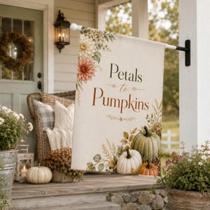 Puede incluir: Una bandera de jardín rectangular con fondo crema, decorada con ilustraciones florales de dalias en la parte superior y calabazas en la inferior. El texto Petals to Pumpkins aparece en el centro en letras marrones de estilo serif.