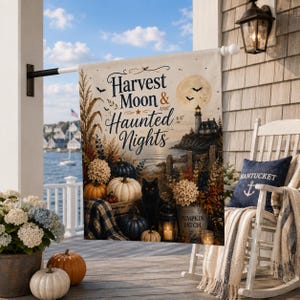 Może przedstawiać: Prostokątna flaga ogrodowa z napisem Harvest Moon & Haunted Nights, pełnią księżyca z nietoperzami, latarnią morską, czarnym kotem, dyniami i jesiennymi liśćmi. Projekt zawiera wiadro z etykietą Pumpkin Patch na werandzie.