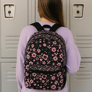 Rosa und Schwarzer Blumenrucksack für Mädchen im Teenageralter, ästhetische Büchertasche mit mutigem Blumendruck, trendiger Rucksack für Schulanfang