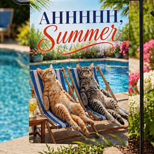 Könnte beinhalten: Eine Gartenflagge mit zwei Katzen, die sich in Liegestühlen an einem Pool entspannen. Die Flagge trägt die Aufschrift "AHHHHH, Summer" in roter und blauer Schrift. Die Katzen sind orange und getigert und genießen die Sonne.