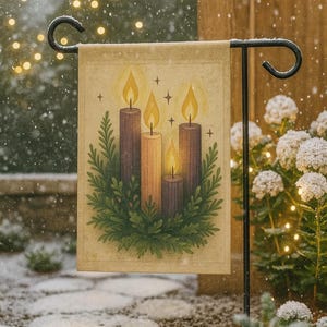 Puede incluir: Una bandera de jardín beige con un diseño festivo. Muestra cuatro velas encendidas en tonos marrón y dorado, rodeadas de follaje verde. La bandera está montada en un soporte de metal negro, sobre un fondo nevado al aire libre.
