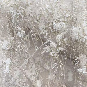 Tessuto di pizzo bianco pesante con paillettes e perline, pizzo a rete ricamato con filo d'argento per abito da sposa, abito da cerimonia, costume, abito da ballo, haute couture