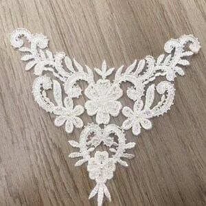 Ivorenkleurige, met kralen versierde bloesemapplicatie voor bruidsjurken, bruidssluiers en andere couture-accessoires voor naaiprojecten.