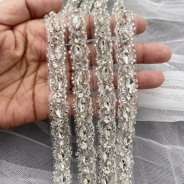 Guarnição de renda com strass e aplicações de zircônias prateadas, 1 jarda (aproximadamente 91 cm), ideal para alças de vestidos, tiaras, faixas e cintos. Código: 126185
