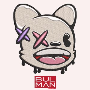 Puede incluir: Parche bordado de un oso de dibujos animados blanco con X rosas y moradas sobre los ojos, una boca abierta de par en par y un contorno negro que gotea. El parche tiene el texto "BULMAN EMBROIDERY" en la parte inferior.