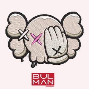 Peut inclure: Patch brodé représentant un personnage de dessin animé blanc avec des X roses et blancs pour les yeux et une main blanche couvrant un œil. Le personnage a un effet de goutte à goutte sur le bas. Le patch est étiqueté "BULMAN EMBROIDERY".