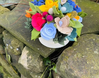 Ramo de flores de fieltro artesanal: decoración ecológica de lana