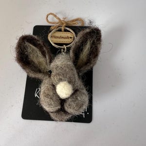 Llavero de conejo de fieltro hecho a mano: un encanto rústico y campestre en tu bolsillo