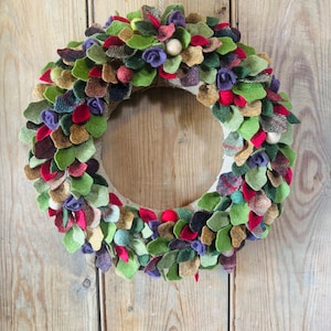 Corona de flores y hojas de fieltro hecha a mano: decoración rústica para puerta o pared