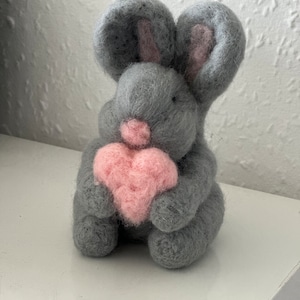Naaldvilten konijn met hart – handgemaakt wollen konijntje beeldje – landelijk cadeau voor dierenliefhebbers en rustiek decor