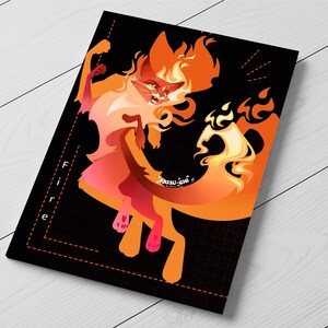 Pode incluir: Uma impress&atilde;o de arte retangular apresentando uma criatura estilizada semelhante a um gato composta por chamas laranja e vermelhas sobre um fundo preto. A palavra Fire est&aacute; impressa verticalmente em branco &agrave; esquerda e Katsu-chi perto da cauda.