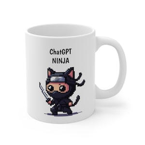 Op de afbeelding: Een witte keramische mok met een zwart-wit gepixelde afbeelding van een kat die een ninja-outfit draagt en een zwaard vasthoudt. De tekst "ChatGPT NINJA" staat boven de afbeelding gedrukt.