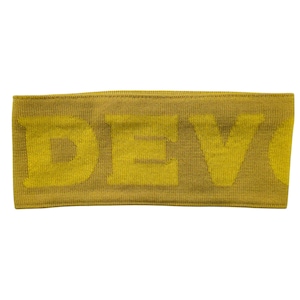 Puede incluir: Cinta para la cabeza de color amarillo mostaza con la palabra "DEV" tejida en un tono amarillo más claro. La cinta es una banda ancha y elástica, probablemente para deporte o moda.