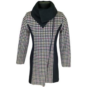 Puede incluir: Abrigo de pata de gallo blanco y negro con cuello negro y cremallera en la parte delantera.