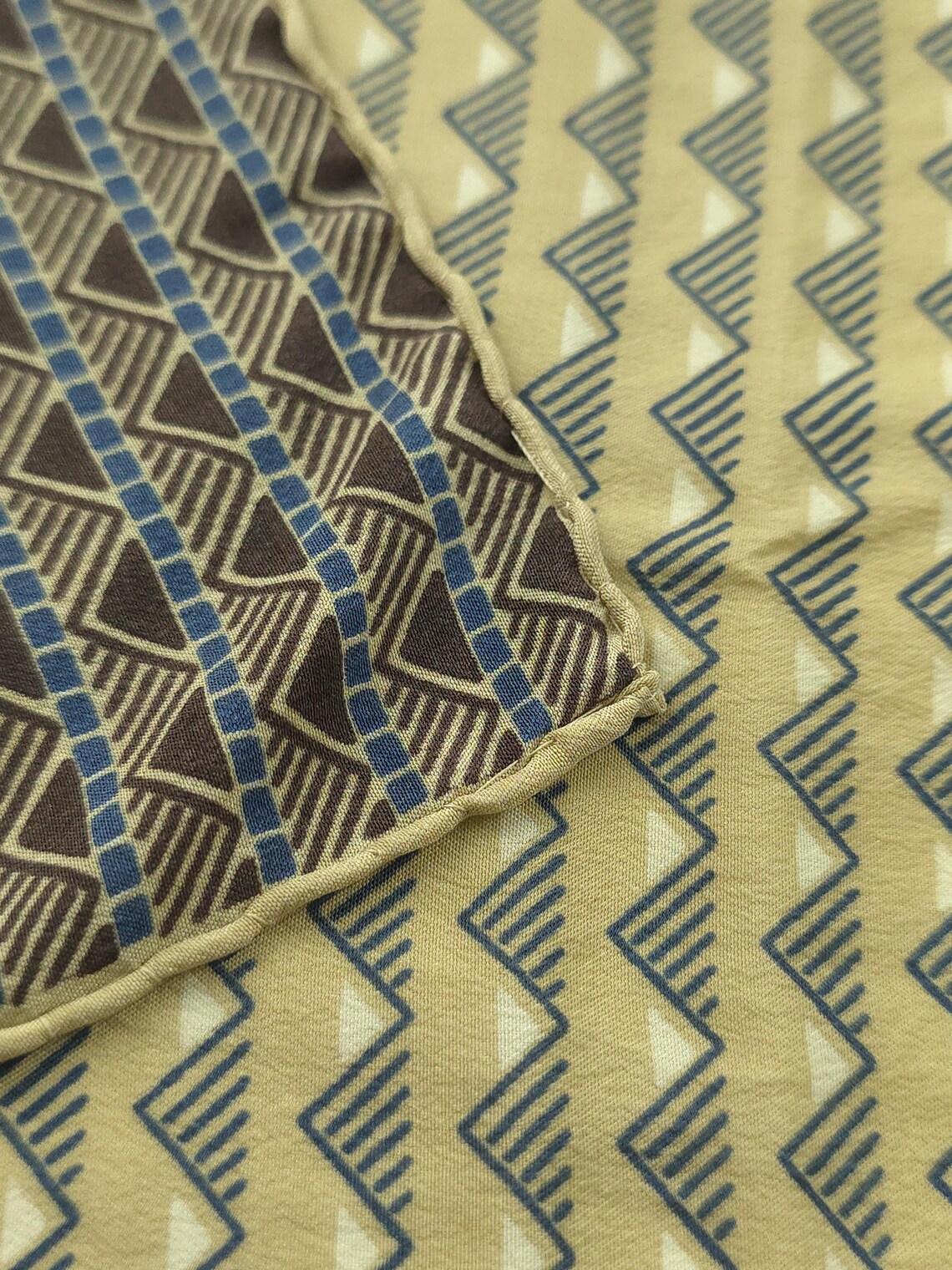 Vintage Jaeger Silk Scarf Geometric Triangle Print Beige 25x114 cm, foto 4 di 5