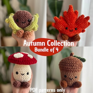 Könnte beinhalten: Ein Set aus vier gehäkelten Plüschtieren zum Thema Herbst. Das Set enthält eine braune Kastanie in einer grünen Schote, ein orangefarbenes Ahornblatt, einen rot-weißen Pilz und eine braune Eichel. Der Text "Autumn Collection Bundle of 4" wird auf einem roten Oval angezeigt. "PDF patterns only" wird ebenfalls angezeigt.