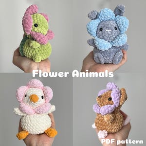 Könnte beinhalten: Vier handgefertigte gehäkelte Blumentiere. Die Tiere umfassen eine grüne und rosa Blume, eine blaue und graue Blume, eine weiße und rosa Blume und eine braune und lila Blume. Der Text "Flower Animals" befindet sich in der Mitte.
