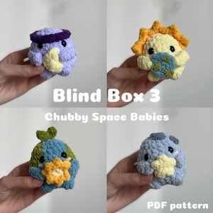 Könnte beinhalten: Eine Sammlung von vier handgefertigten Häkel-Plüschtieren, den "Chubby Space Babies", im Thema "Blind Box 3". Jedes Plüschtier hat ein einzigartiges Design, darunter ein Planet, eine Sonne und andere Weltraumelemente. Der Text "PDF pattern" ist ebenfalls im Bild enthalten.
