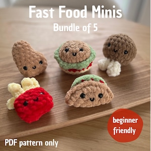 以下が含まれることがあります： 鶏のナゲット、ハンバーガー、キノコ、タコス、カリフラワー付きトマトなど、5つの編み物ファストフードミニチュアのコレクション。すべてのアイテムには笑顔があります。「Fast Food Minis」、「Bundle of 5」、「PDF pattern only」、「beginner friendly」の文字も含まれています。