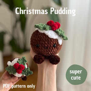 以下が含まれることがあります： 白いクリーム層、緑色のヒイラギの葉、赤いベリーのアクセントが付いた、かぎ針編みのクリスマスプディング。テキスト「Christmas Pudding」はプリンの上にあり、「PDF pattern only」は下にあります。「super cute」というテキストが入った緑色の円が右側にあります。