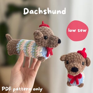Könnte beinhalten: Gehäkeltes Dackel-Spielzeug in Braun und Beige mit roter Mütze und Schal. Der Hund trägt einen gestreiften Pullover in Pastellfarben. Der Text "Dachshund", "low sew" und "PDF pattern only" ist enthalten.