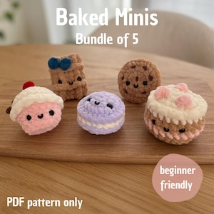 Könnte beinhalten: Eine Sammlung von fünf gehäkelten Miniatur-Backwaren, darunter ein Cupcake, ein Keks, ein Macaron und ein Gebäck, jeweils mit lächelnden Gesichtern. Der Text "Baked Minis Bundle of 5" und "PDF pattern only" ist sichtbar.