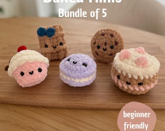 Puede incluir: Una colección de cinco miniaturas de productos horneados de ganchillo, que incluyen una magdalena, una galleta, un macaron y un pastelito, cada uno con caras sonrientes. El texto "Baked Minis Bundle of 5" y "PDF pattern only" es visible.