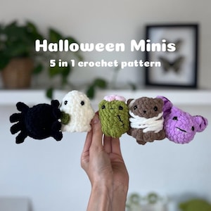 Può includere: Cinque personaggi di Halloween in miniatura all'uncinetto: un ragno nero, un fantasma bianco, uno zombie verde, una mummia marrone e un mostro viola. Halloween Minis 5 in 1 schema all'uncinetto.
