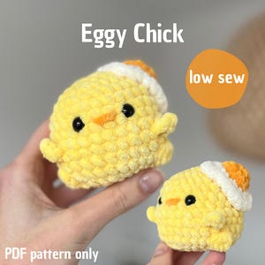 Könnte beinhalten: Zwei gehäkelte gelbe Küken mit orangenen Schnäbeln und schwarzen Augen. Jedes Küken trägt einen weiß-orangenen Hut. Der Text "Eggy Chick" steht über den Küken, und "low sew" befindet sich in einem orangefarbenen Kreis. Der Text "PDF pattern only" steht darunter.