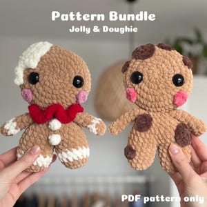 Op de afbeelding: Een patroonbundel voor het haken van twee gingerbread-mensen, een met witte glazuur en een met chocolade chips. Het patroon is alleen beschikbaar als PDF-download. De tekst "Pattern Bundle Jolly & Doughhie" en "PDF pattern only" is zichtbaar in de afbeelding.
