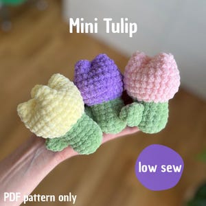 Op de afbeelding: Drie gehaakte mini-tulpen in geel, paars en roze, met groene stelen en bladeren. De tekst "Mini Tulip" staat bovenaan en "low sew" in een paarse cirkel. "PDF pattern only" staat onderaan.