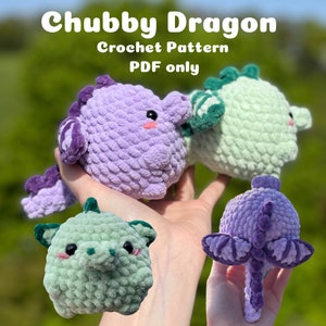 Könnte beinhalten: Häkelanleitung für einen dicken Drachen-Amigurumi. Das Muster ist nur als PDF-Download erhältlich. Das Bild zeigt drei gehäkelte Drachen in Lila und Grün.
