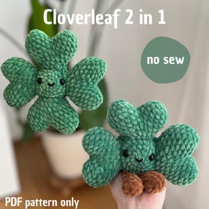 Könnte beinhalten: Zwei grüne, plüschige Kleeblatt-Spielzeuge mit lächelnden Gesichtern und braunen Füßen. Der Text "Cloverleaf 2 in 1" steht oben, und "no sew" steht in einem grünen Kreis. Die Worte "PDF pattern only" stehen unten.
