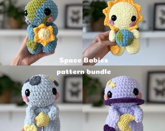 Puede incluir: Cuatro juguetes amigurumi de crochet que representan bebés del espacio. Los juguetes sostienen una estrella, una luna, un sol y un planeta. Los juguetes están hechos de hilo azul, morado, amarillo y verde. Los juguetes son todos sonrientes y tienen ojos grandes. El texto de la imagen dice "Space Babies pattern bundle".