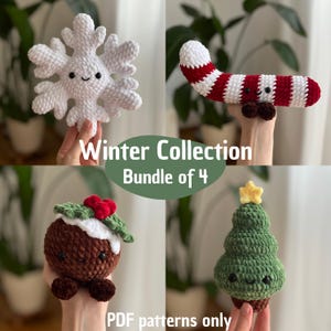 Può includere: Un pacchetto di quattro articoli a tema invernale all'uncinetto. Include un fiocco di neve bianco, un bastoncino di zucchero rosso e bianco, un budino di Natale marrone con bacche rosse e un albero di Natale verde con una stella gialla. Il testo "Winter Collection Bundle of 4" è visibile.