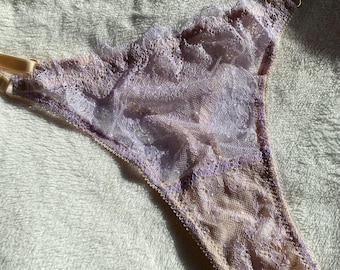 Zachte lila string van mesh en kant – handgemaakte lingerie