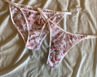 Completo intimo floreale rosa antico, composto da 2 slip in rete trasparente e perizoma, mutande a vita media regolabili, idea regalo di lingerie con fiori ad acquerello.