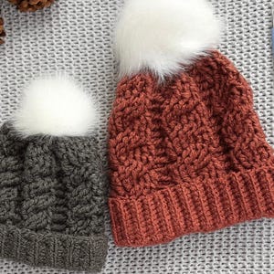 Modello all'uncinetto per berretto a trecce: design semplice per cappello invernale testurizzato, download PDF digitale