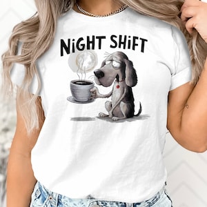 Peut inclure: T-shirt blanc avec un chien de dessin animé tenant une tasse de café et le texte "NIGHT SHIFT" imprimé dessus.