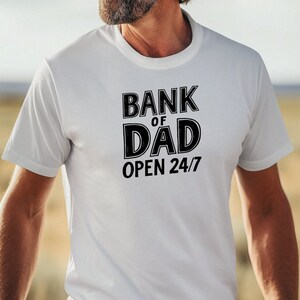 Bank of Dad aperta 24 ore su 24, 7 giorni su 7, maglietta divertente per la festa del papà, regalo per papà, maglietta umoristica per papà, abbigliamento per la festa del papà, maglietta con battuta per papà, maglietta della banca del papà