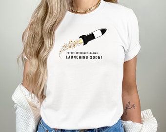 Camiseta de maternidad con temática espacial para anunciar el embarazo.