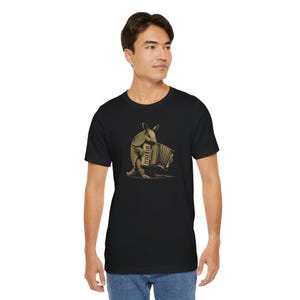 Gürteltier, das das Akkordeon spielt T-Shirt, lustiges Tier-T-Shirt, einzigartiges Geschenk für Musikliebhaber, Vintage, beunruhigt, verblasst, vergilbt