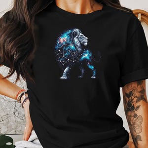 Cosmic Lion T-Shirt: Unisex-T-Shirt mit Galaxie-Print