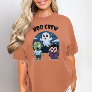 かわいいハロウィンTシャツ、ブークルーグラフィックTシャツ、楽しいゾンビゴーストヴァンパイアデザイン、子供に優しいハロウィンシャツ、不気味な季節のトップス 画像 4