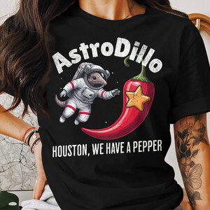 Camiseta Space Armadillo, personaje de dibujos animados AstroDillo, diseño de estrella de chile rojo, camiseta divertida de astronauta animal