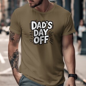 Camiseta libre del día del padre, regalo perfecto para el día del padre, texto blanco en negrita en camiseta negra, cómoda y elegante